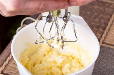 Tereyağı ve yumurta karıştırma.