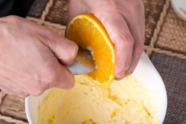 Kaşıkla portakal sıkma.