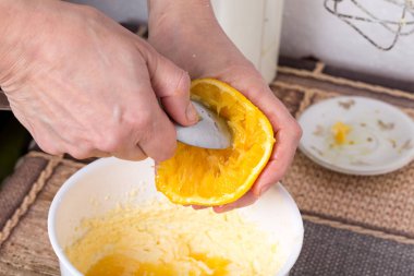 Kaşıkla portakal sıkma.