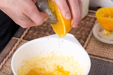 Kaşıkla portakal sıkma.