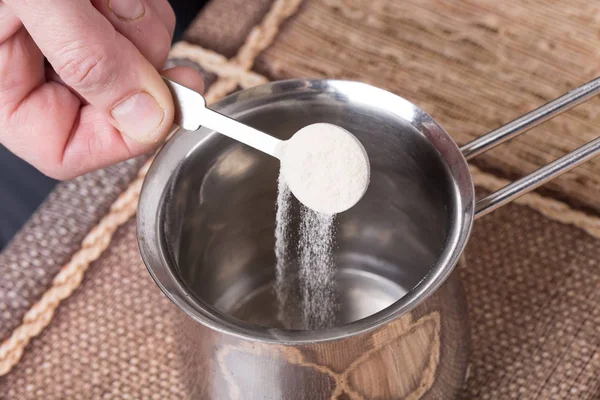 Añadir gelatina en polvo al agua . — Foto de Stock