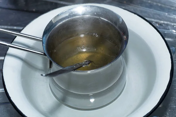 金属の鍋で溶かしたゼラチン. — ストック写真