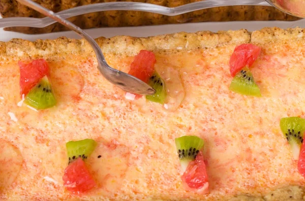 Menambahkan sirup ke kue tart jeruk yang lezat . — Stok Foto