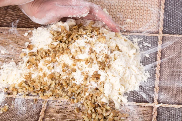 Erkek el ceviz ile hamur yapma.