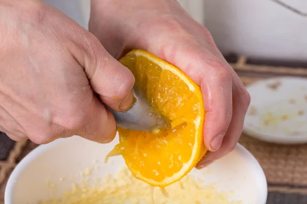 Exprimir naranja con cuchara . — Foto de Stock