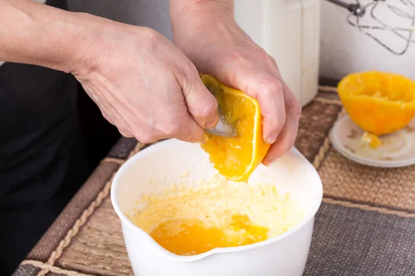 Сожмите апельсин ложкой . — стоковое фото