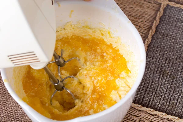 Змішування тіста з апельсиновим соком . — стокове фото