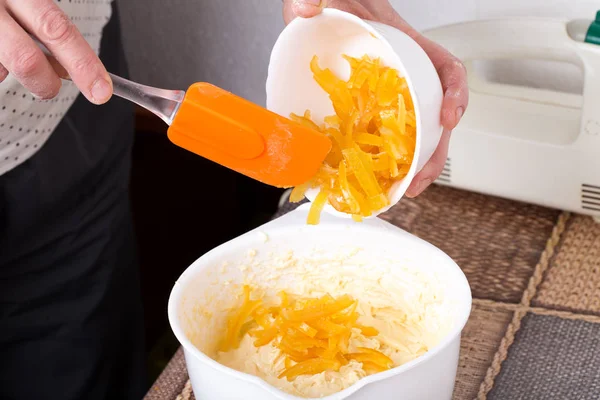 Blanda citrus peeling med kakan degen. — Stockfoto