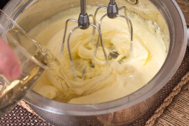 Yumurta ve şarap kase karıştırma.