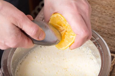 Metal kaşık ile sıkma limon.