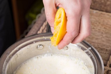 Metal kaşık ile sıkma limon.