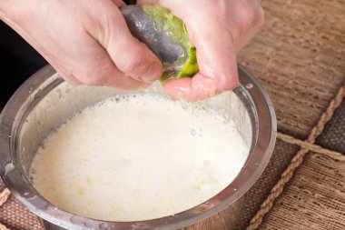 Metal kaşık ile kireç sıkma.