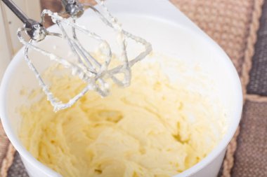 Kek hamuru tereyağı ile karıştırma.