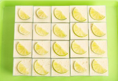 Lezzetli limon panna cotta tatlı.