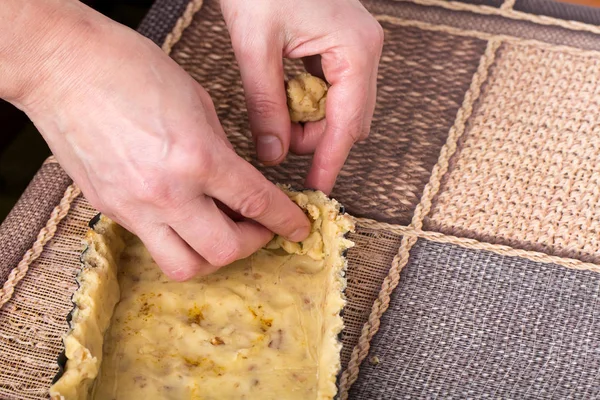 Kuchenteig in Backform geben. — Stockfoto