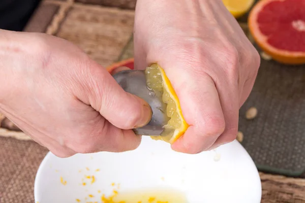 Сожмите лимон металлической ложкой . — стоковое фото