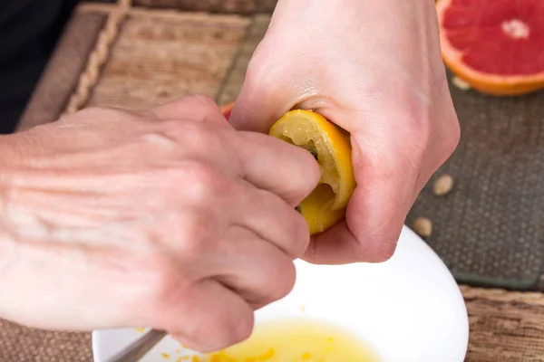 Exprimir limón con cuchara de metal . — Foto de Stock