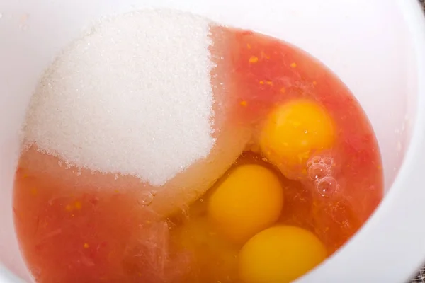 Змішування яєць і грейпфрутового соку . — стокове фото
