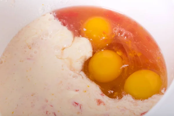 Mixing sugar with eggs and grapefruit juice. — Stock Photo, Image