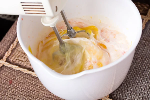 Mixing sugar with eggs and grapefruit juice. — Stock Photo, Image