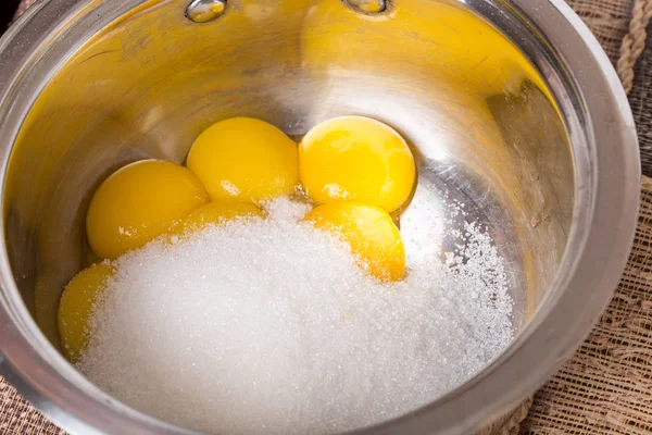 Mezcla de huevos y azúcar para torta . — Foto de Stock