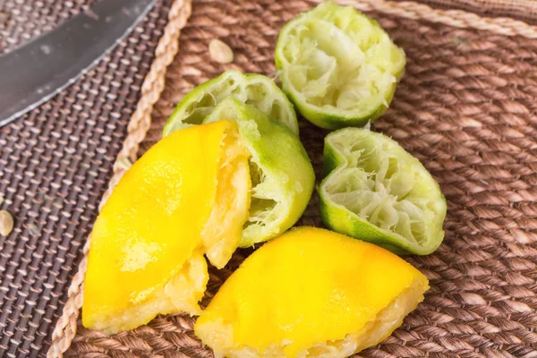 Uitgeperste citroenen en limoenen (lemmetjes). — Stockfoto