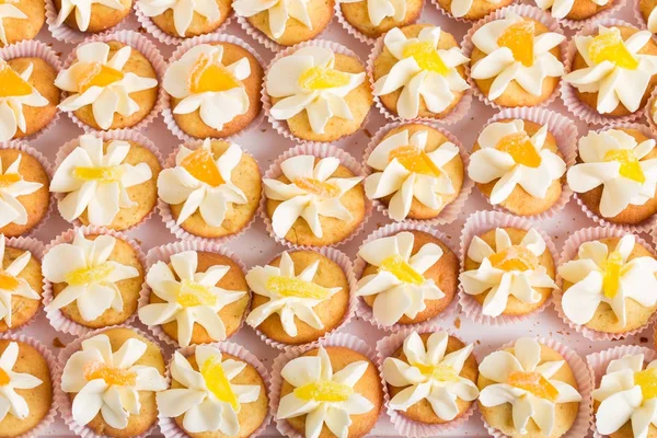 Cupcakes with sweet cream. — Stock Photo, Image