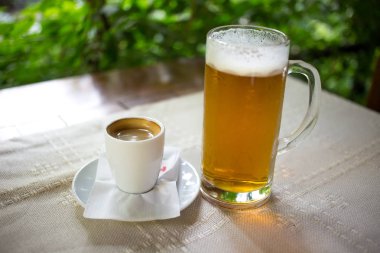 Espresso fincan ve bira kupa.
