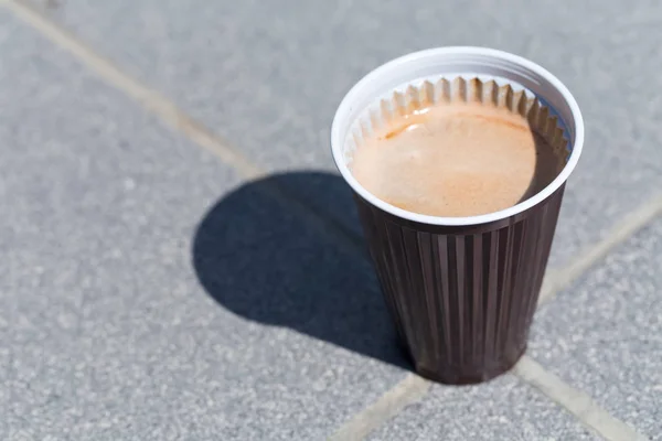 Вкусный капучино в пластиковой чашке — стоковое фото