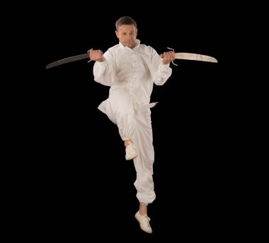 Kılıçlı tüm beyaz giyen adam.