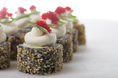 Gevrek suşi roll tobiko havyar ile.