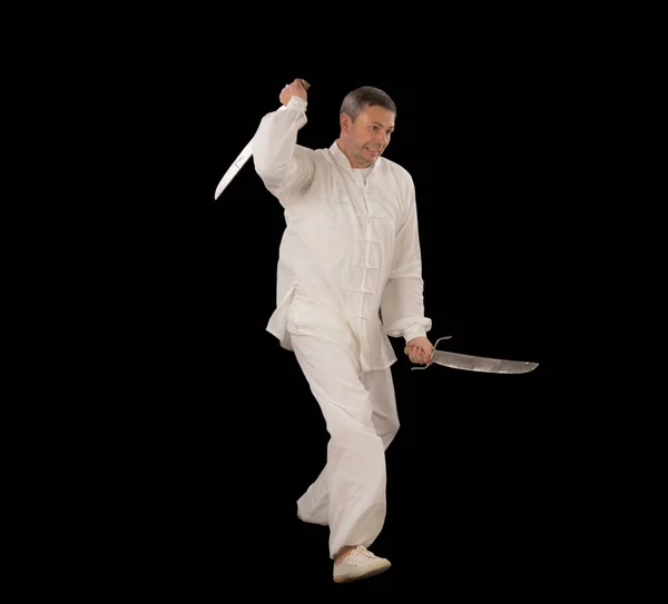Muž na sobě všechny bílé s meči. — Stock fotografie
