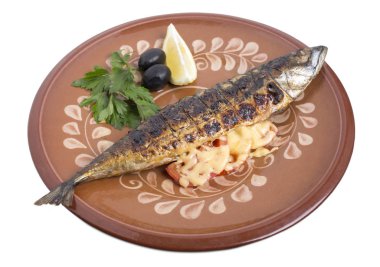 Bir kil plaka üzerinde fırında uskumru.