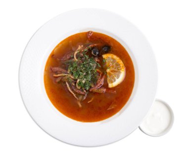 Limon ve otlar ile lezzetli et çorbası.