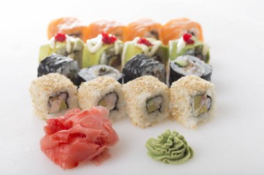 Küme lezzetli suşi rulo.
