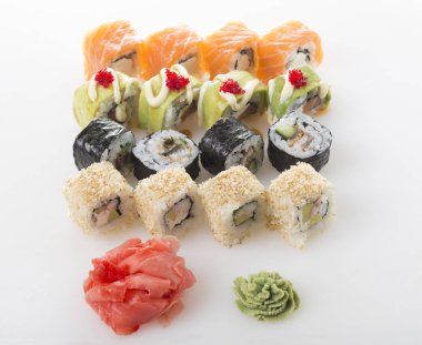 Küme lezzetli suşi rulo.