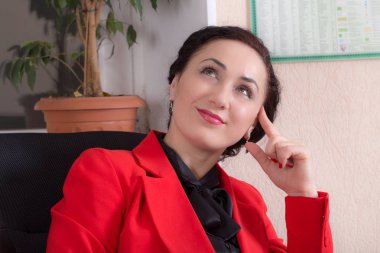 İş kadını ofiste oturan.