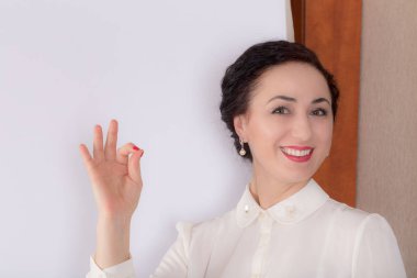 Beyaz tahta duran iş kadın.