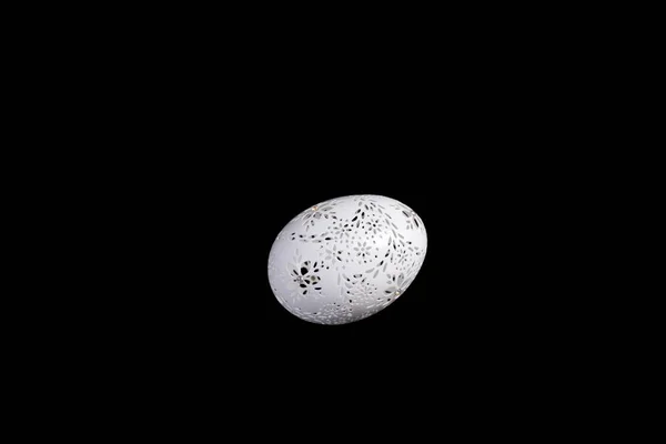 Пасхальное куриное яйцо с резьбой . — стоковое фото