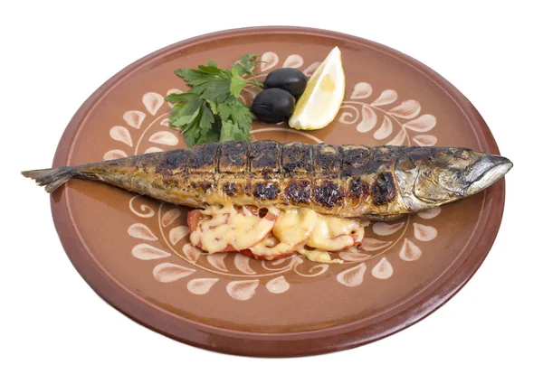 Caballa al horno en un plato de barro . —  Fotos de Stock