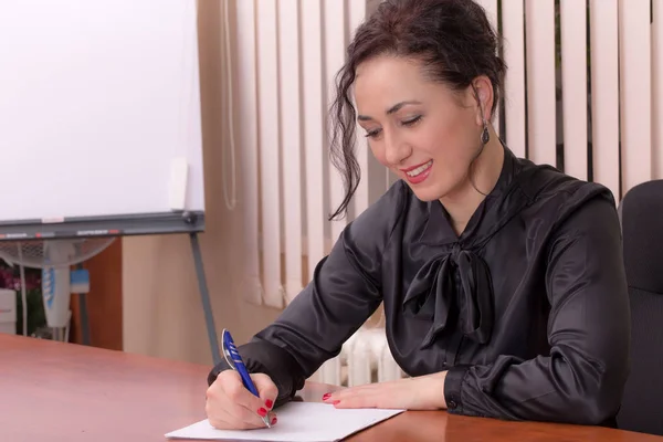 Business woman writing on a paper. — Stock Photo, Image