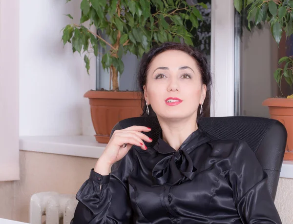 Business woman sitting in the office. — Stock Photo, Image