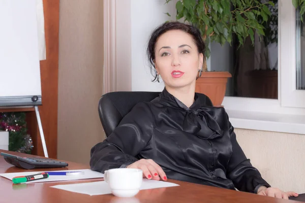 Mujer de negocios sentada en la oficina . — Foto de Stock