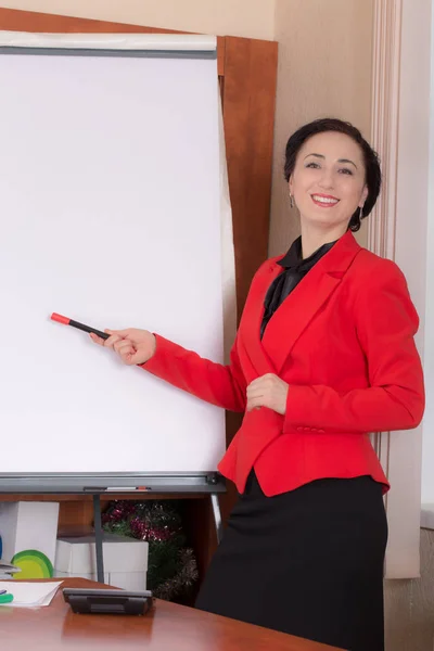 Affärskvinna som står nära whiteboard-tavlan. — Stockfoto