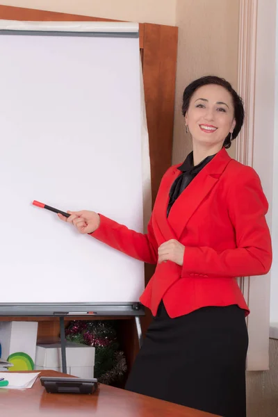 Business woman standing near the whiteboard. — Stock Photo, Image