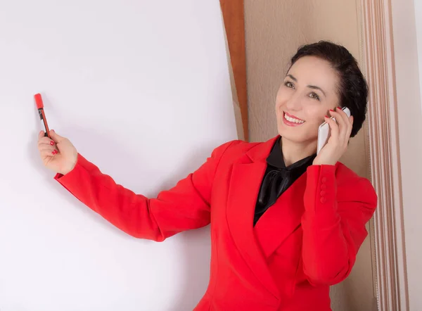 Obchodní žena mluví po telefonu. — Stock fotografie