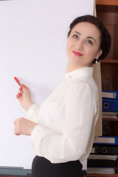 Femme d'affaires debout près du tableau blanc . — Photo