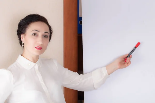 Business woman standing near the whiteboard. — Stock Photo, Image