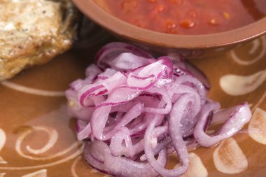 Bir kemik domates soslu domuz etinin.