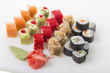 Küme lezzetli suşi rulo.